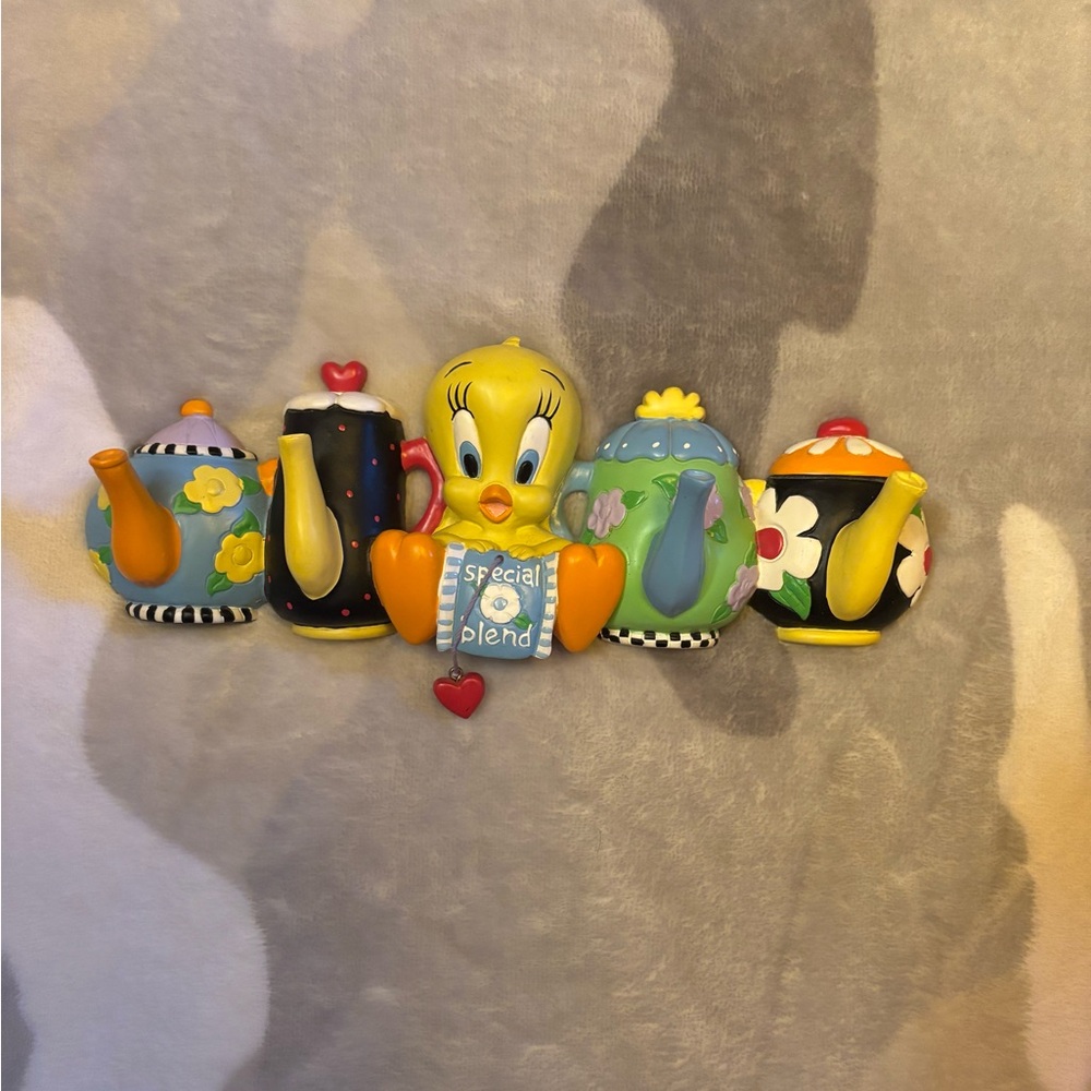 Vintage 1999 Warner Brothers Looney Tunes Tweety Bird Tea Kettle Pot Wall Plaque